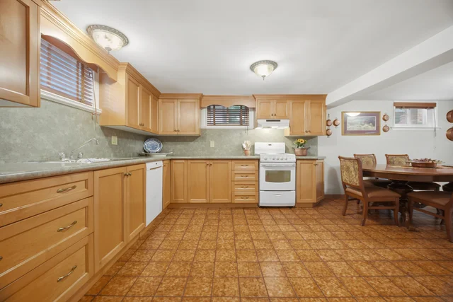 8 Woolton Crescent, North York - photo 24