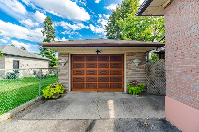 8 Woolton Crescent, North York - photo 33