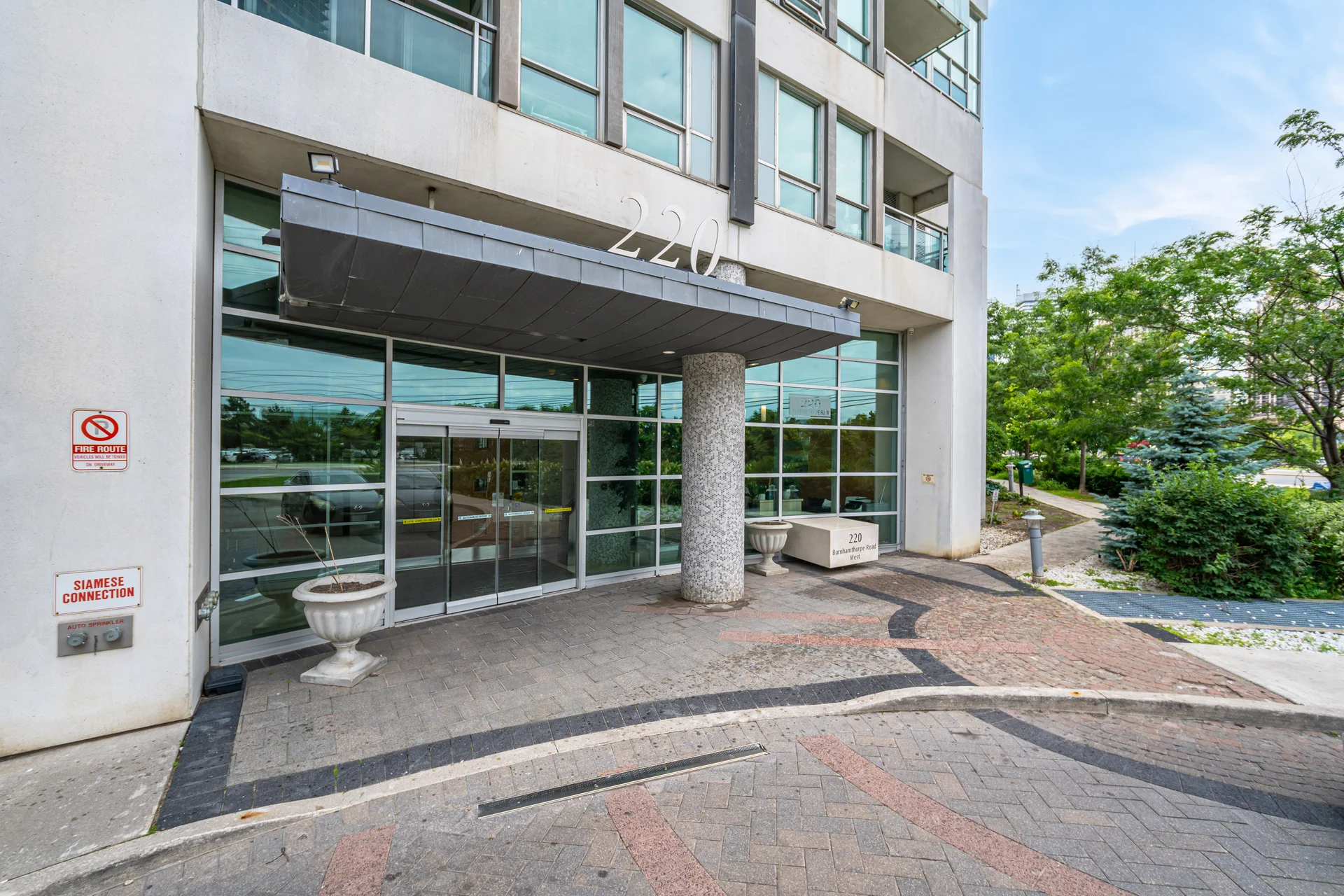 #2008-220 Burnhamthorpe Road West, Mississauga - photo 2