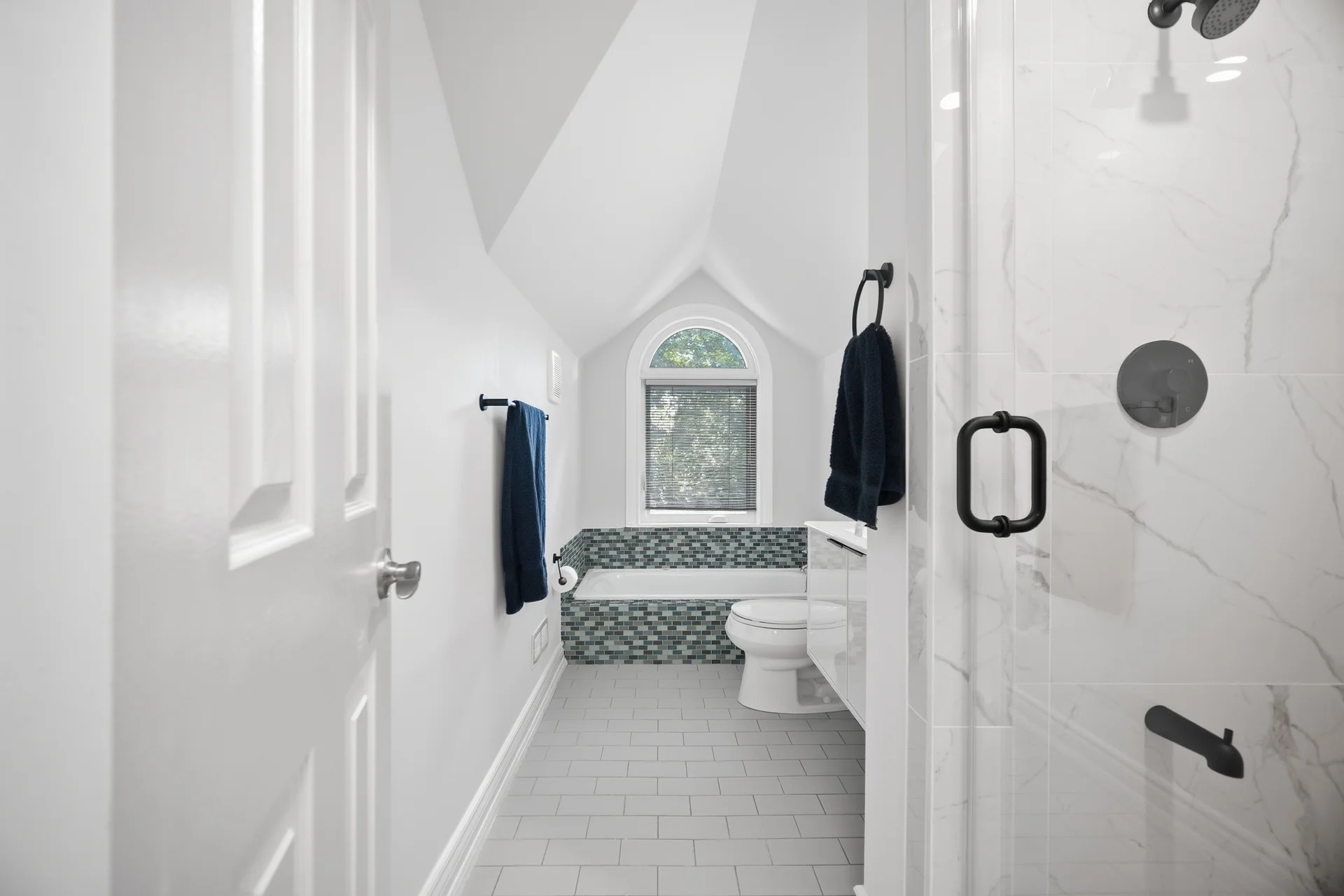 219 Broadway Avenue, Toronto - photo 53