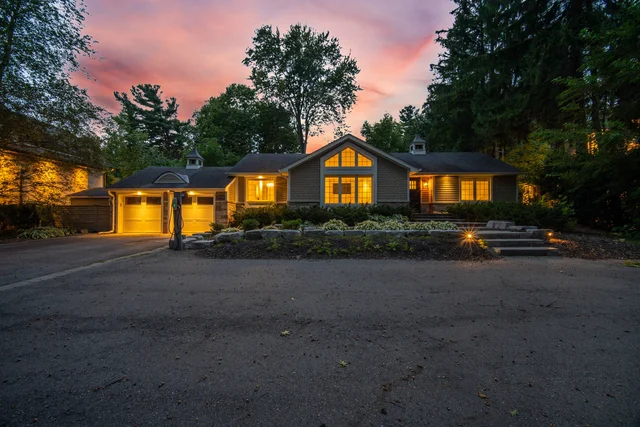 1037 Lakeshore Road West, Oakville