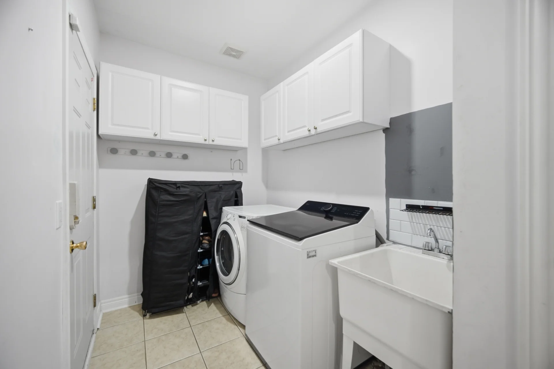 4 Castle Mountain Drive, Brampton - photo 37