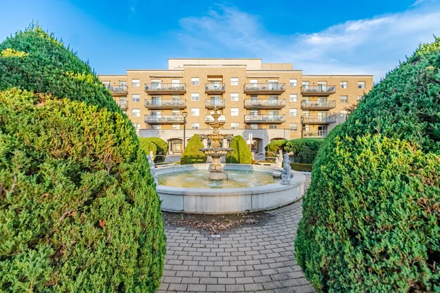 #304-2504 Rutherford Road, Vaughan - photo 2
