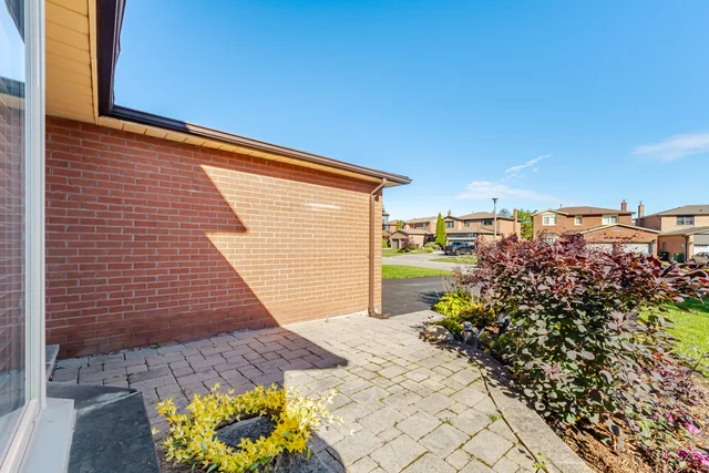 98 De Rose Avenue, Bolton - photo 6