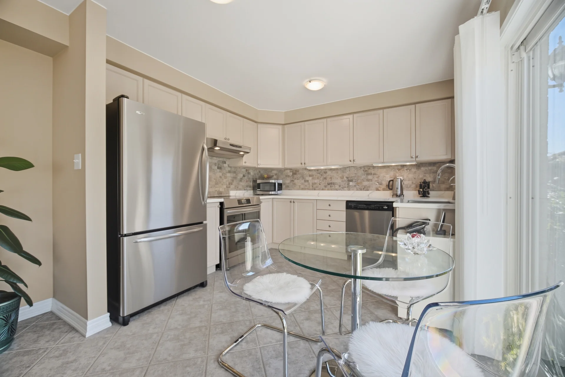 2194 Sutton Drive, Burlington - photo 17