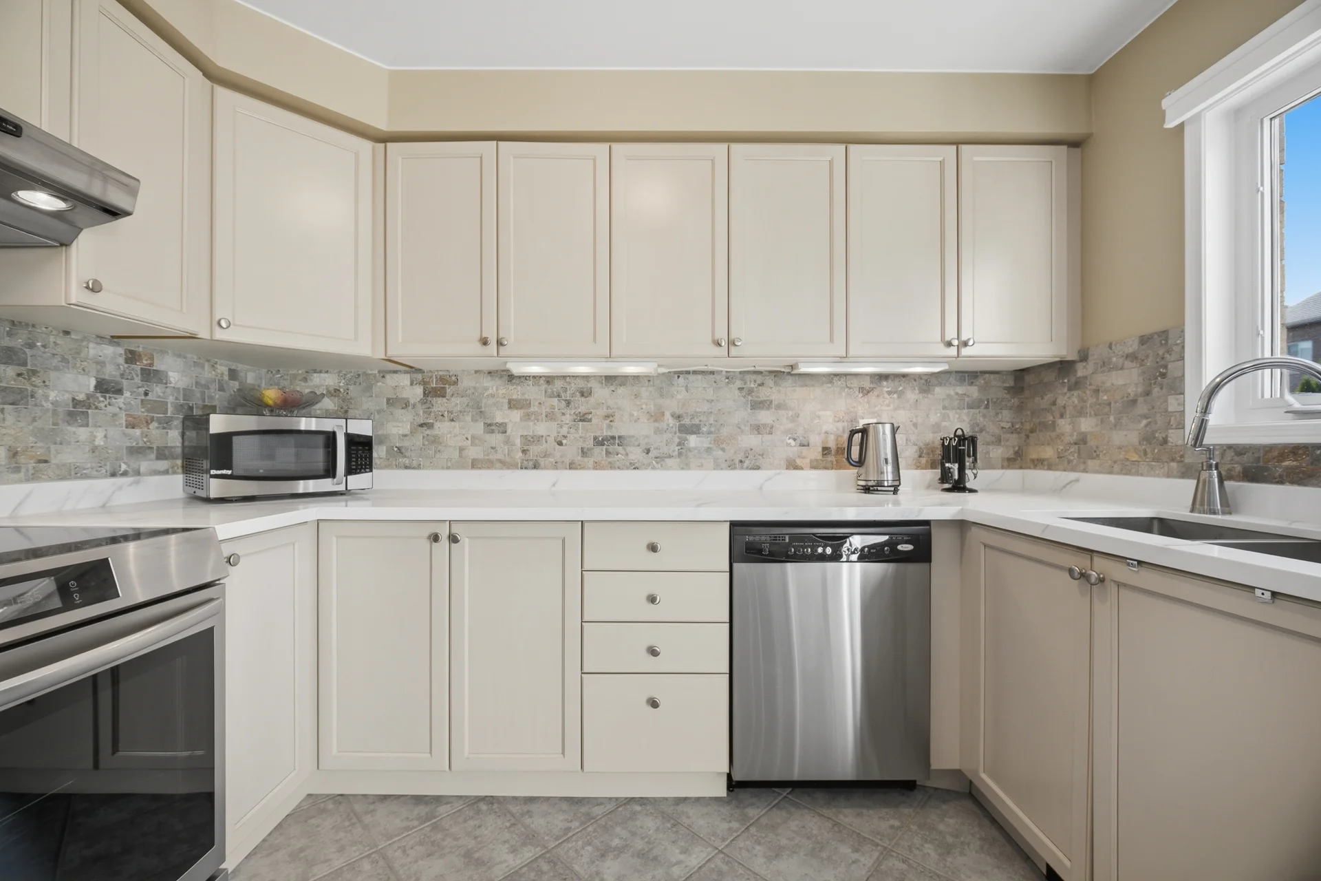 2194 Sutton Drive, Burlington - photo 18