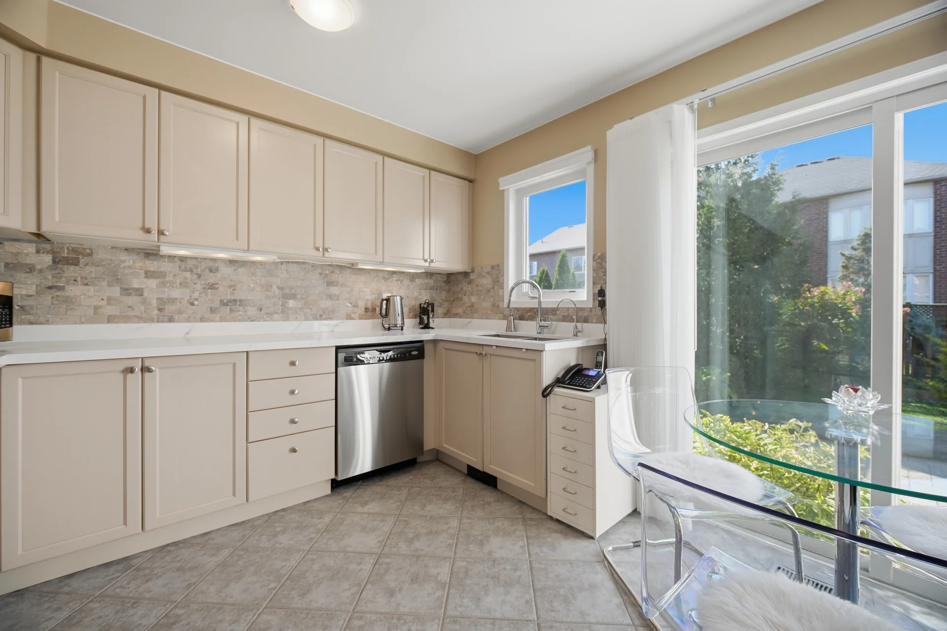 2194 Sutton Drive, Burlington - photo 20