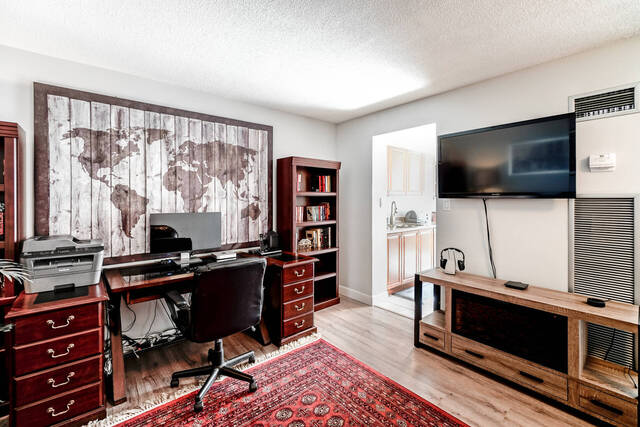 #808-633 Bay Street, Toronto - photo 11