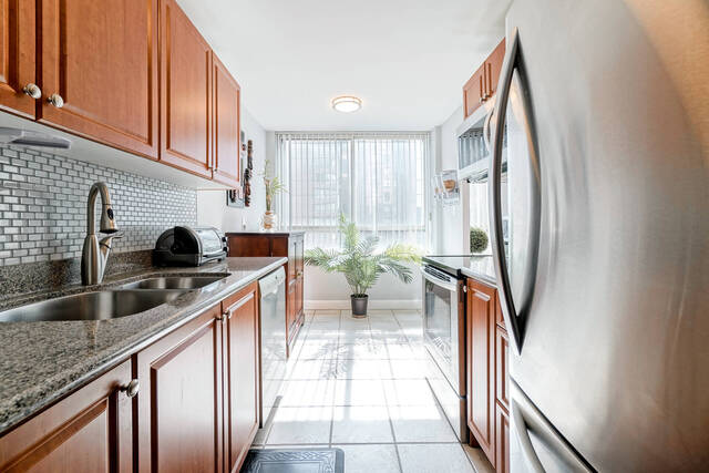#808-633 Bay Street, Toronto - photo 12