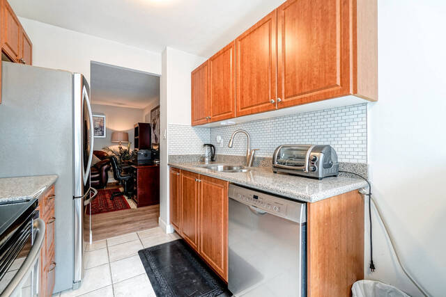 #808-633 Bay Street, Toronto - photo 14