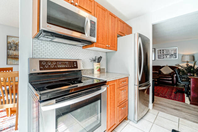 #808-633 Bay Street, Toronto - photo 15