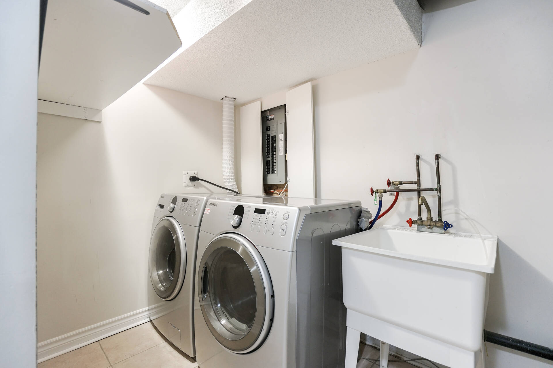 1897562