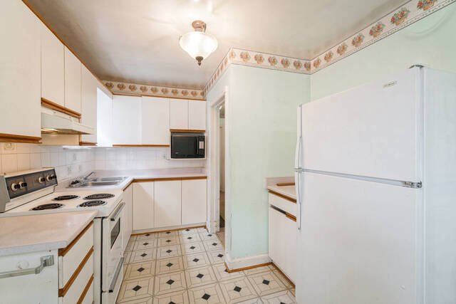 102 Stayner Avenue, North York - photo 13
